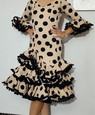 Traje de flamenca lunares beige y negro