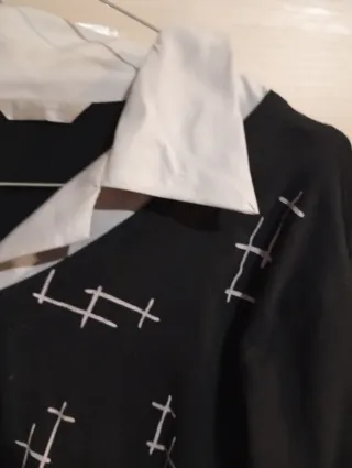 Maglietta nera con fantasia bianca