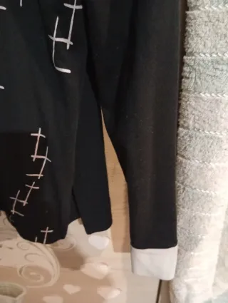 Maglietta nera con fantasia bianca