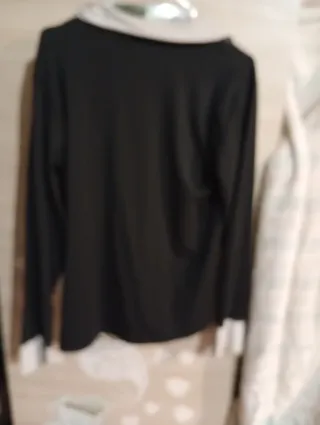 Maglietta nera con fantasia bianca