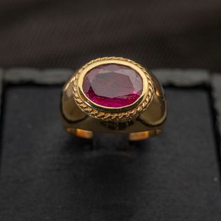 Anillo modelo “sello” con  rubi en talla oval