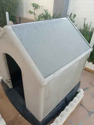 Casetta per cani grigia e bianca