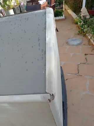 Casetta per cani grigia e bianca