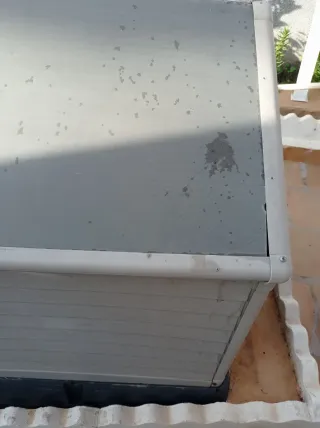 Casetta per cani grigia e bianca