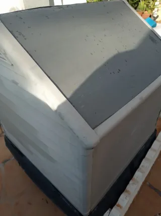 Casetta per cani grigia e bianca