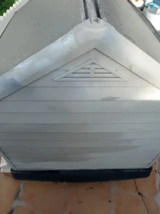 Casetta per cani grigia e bianca