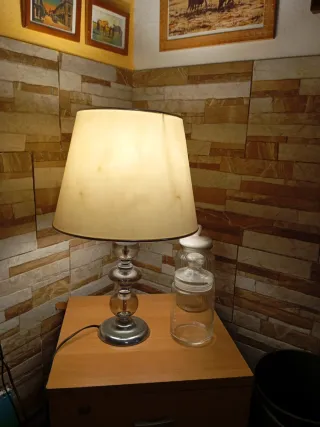 Lampada da tavolo in vetro e metallo