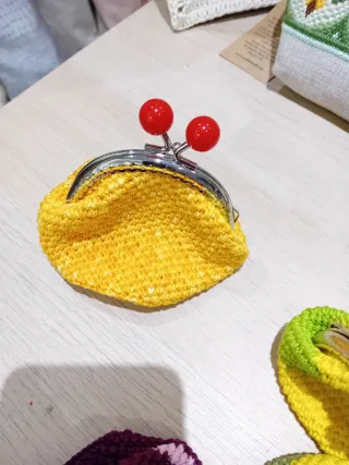 Portamonete uncinetto con chiusura a sfera