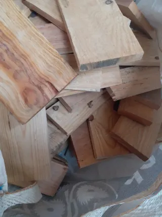 Piezas de madera de pino