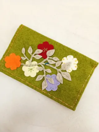Portatabacco in feltro con fiori