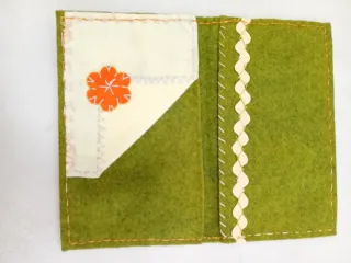 Portatabacco in feltro con fiori