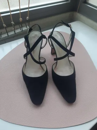 Zapatos negros destalonados con su caja