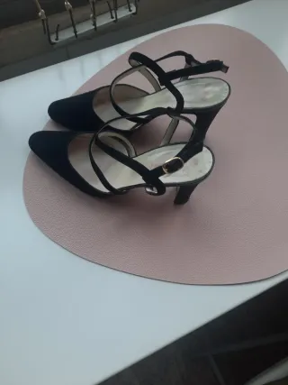 Zapatos negros destalonados con su caja