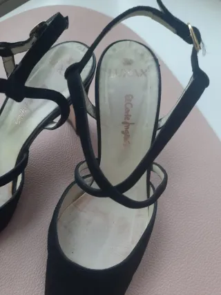 Zapatos negros destalonados con su caja