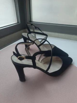 Zapatos negros destalonados con su caja