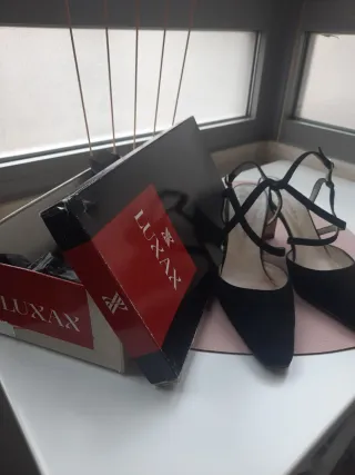 Zapatos negros destalonados con su caja