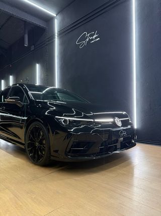 Volkswagen Golf R “Akrapovic”