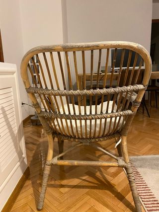 Silla de ratán con cojín beige