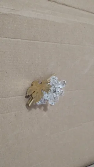 Grappolo d'uva cristallo con foglie dorate