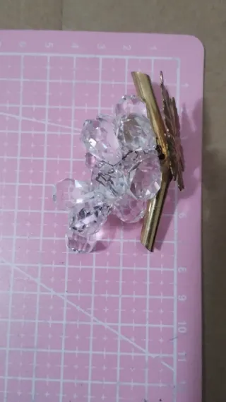 Grappolo d'uva cristallo con foglie dorate