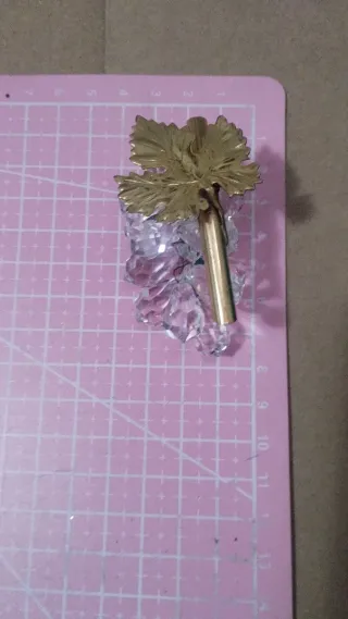 Grappolo d'uva cristallo con foglie dorate