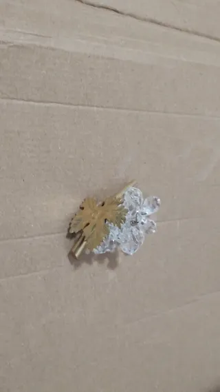 Grappolo d'uva cristallo con foglie dorate