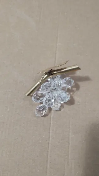 Grappolo d'uva cristallo con foglie dorate