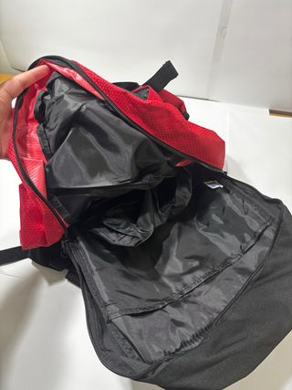 Mochila Negra y Roja