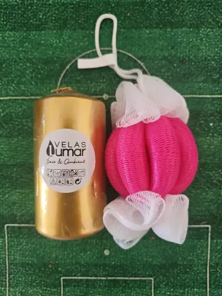 Vela dorada y esponja de ducha rosa