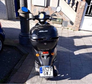 Moto 125cc Negra con Baúl dailim