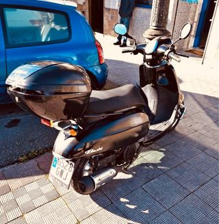 Moto 125cc Negra con Baúl dailim