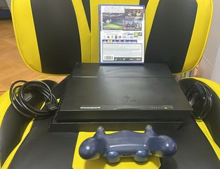 PS4 Fat 500GB 12.52 con comando originale, FIFA e cavi