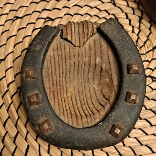 Decoración antigua herradura madera y metal