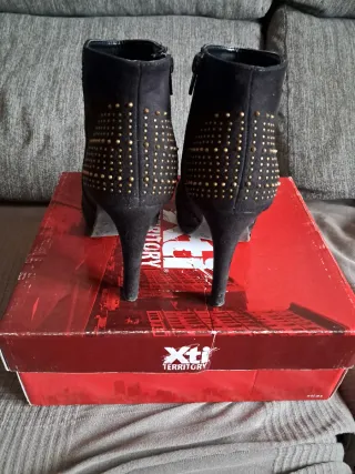 Botines fiesta negros con tachuelas doradas