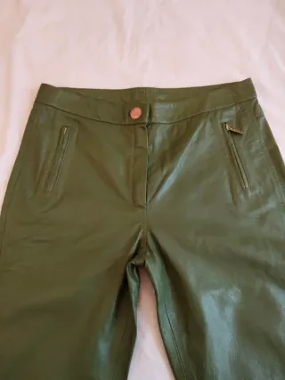 Pantalón de piel auténtica verde.  Mangata.Talla M