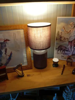 Lampada da tavolo beige e marrone