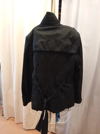 Chaqueta negra con botones