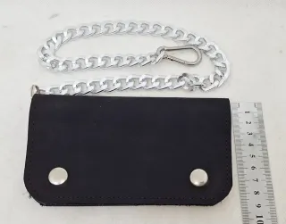 Cartera motera negra con cadena