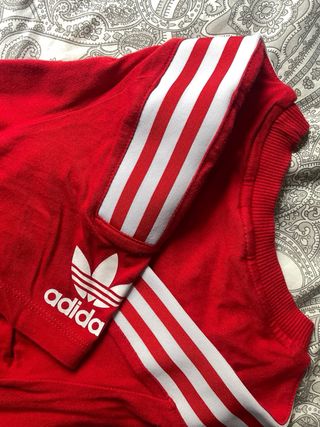 Camiseta Adidas Roja con Rayas Blancas