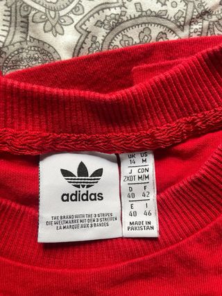 Camiseta Adidas Roja con Rayas Blancas