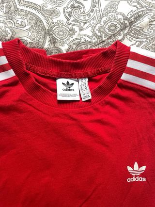 Camiseta Adidas Roja con Rayas Blancas