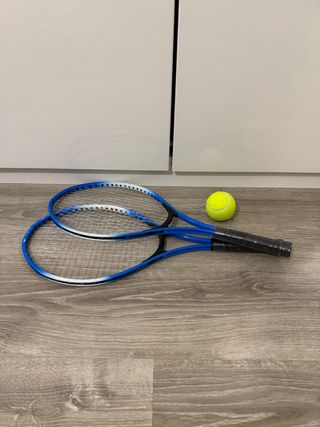 Raquetas de tenis infantiles azules y pelota