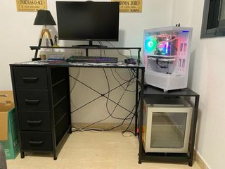 Escritorio negro con cajonera