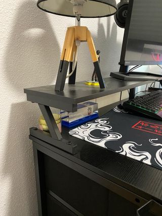 Escritorio negro con cajonera