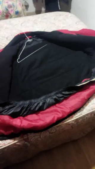 Cazadora hombre roja y negra