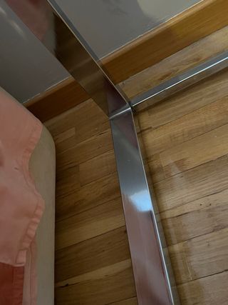 Mesa de cristal y metal