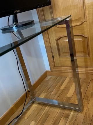 Mesa de cristal y metal
