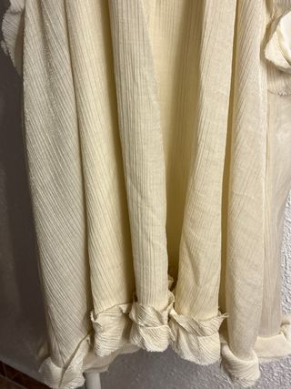 Blusa Beige con Perlas y Volantes