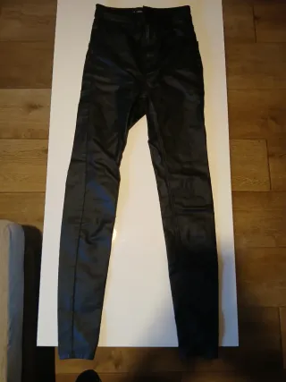 Pantalón efecto piel Stradivarius T.32