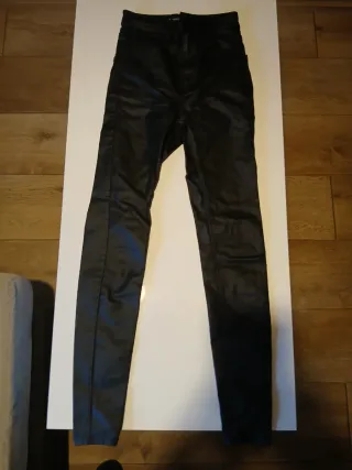 Pantalón efecto piel Stradivarius T.32